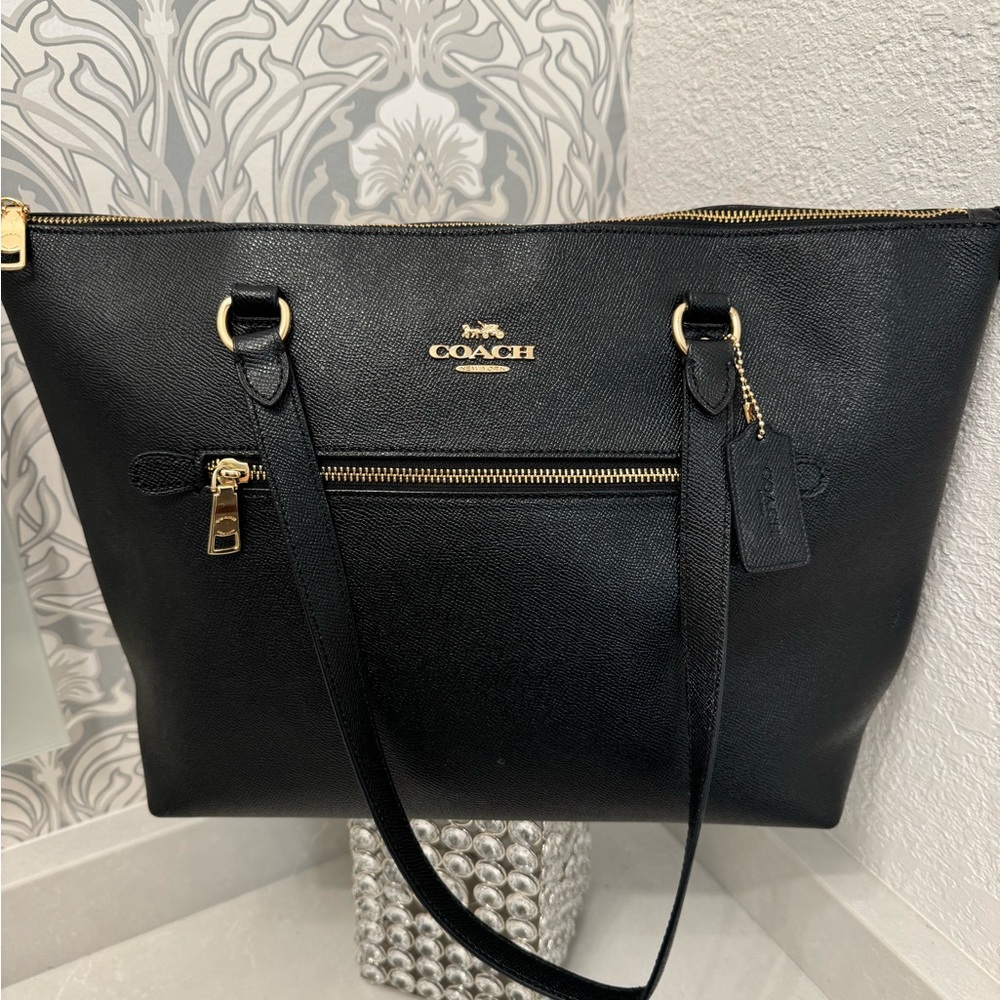 Coach Large Black Tote! 🖤